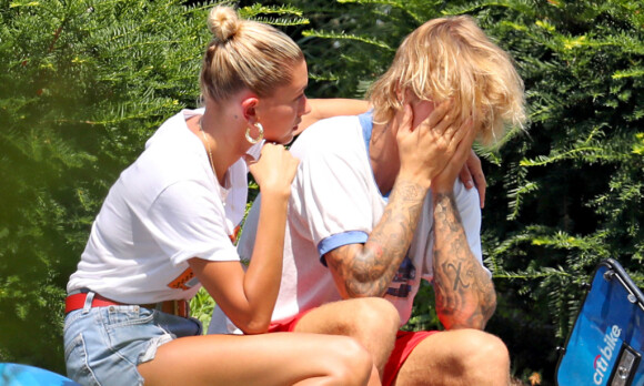 SAMMENBRUDD: Hailey Baldwin måtte trøste sin forlovede Justin Bieber etter at han tilsynelatende fikk et sammenbrudd under en sykkeltur i New York i forrige uke. Foto: NTB Scanpix SAMMENBRUDD: Hailey Baldwin måtte trøste sin forlovede Justin Bieber etter at han tilsynelatende fikk et sammenbrudd under en sykkeltur i New York i forrige uke. Foto: NTB Scanpix